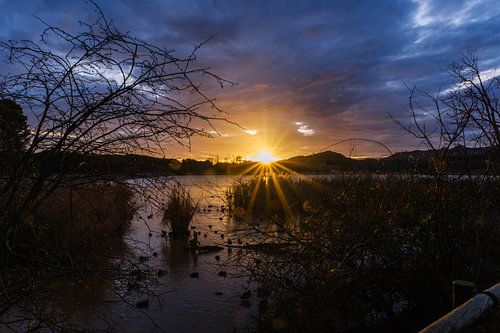 Zonsopkomst aan een prachtig meer