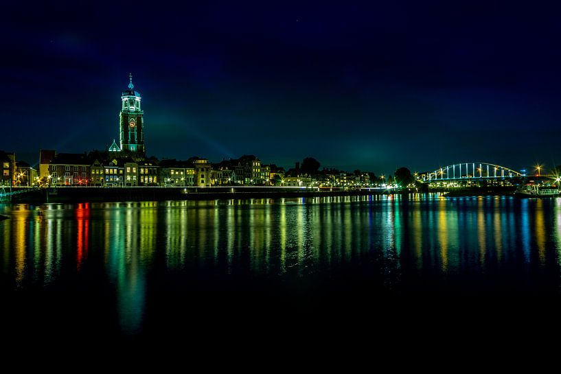 Deventer verlichte skyline in het donker van Jaimy Leemburg Fotografie