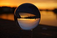 Sonnenaufgang in Glaskugel von Harold van Wunnik Miniaturansicht