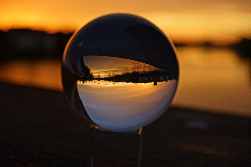 Sonnenaufgang in Glaskugel von Harold van Wunnik