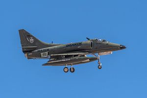 Eine ehemalige Douglas A-4K Skyhawk der neuseeländischen Luftwaffe landet auf der Nellis Air Force B