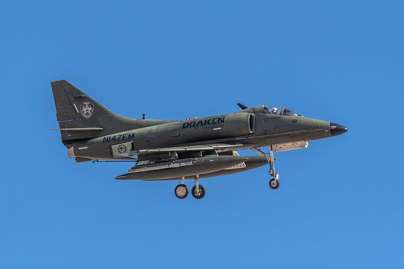 Een voormalige Douglas A-4K Skyhawk van de Nieuw-Zeelandse Luchtmacht landt op Nellis Air Force Base van Jaap van den Berg