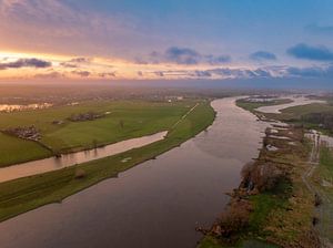 Der Fluss IJssel bei Zwolle während des Sonnenuntergangs
