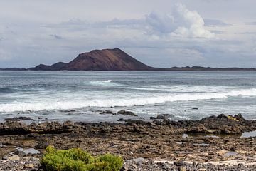 Gezicht op een gedeelte van de kust van Corralejo op het Canarische eiland Fuerteventura van Reiner Conrad