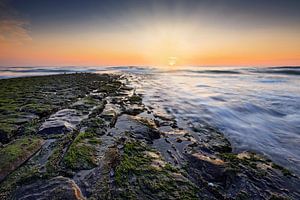 zonsondergang achter een golfbreker in de Noordzee van gaps photography