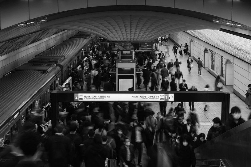 Rush Hour Japan : foule dans une gare moderne par NZME Photography