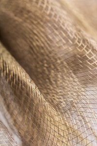 Goldbraunes Drahtnetz – Makro mit Wellenstruktur