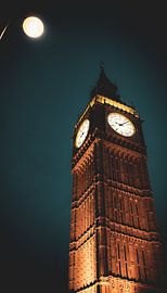 Big Ben vor einem teal Nachthimmel von Martijn Brinkman