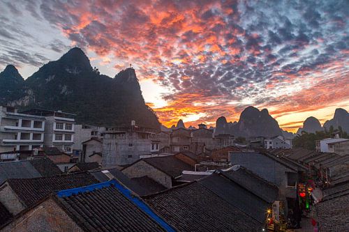 Sonnenuntergang über den Karstbergen und der alten Xingping-Straße, Yangshuo (China)