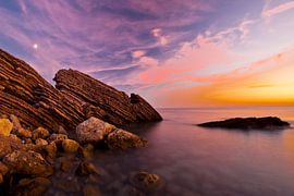 Felsen und Steine in sanft rosa-lilafarbenem Wasser. Sonnenuntergang Meer romantische Landschaft mit von Michael Semenov