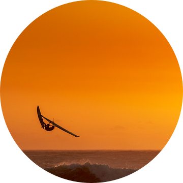 Windsurfer met zonsondergang van Jan van Woerden