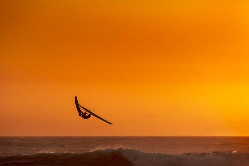 Windsurfer met zonsondergang