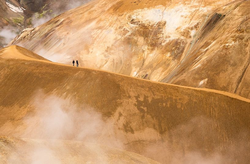 Zwei Personen in Landmannalaugar von Claudia van Zanten