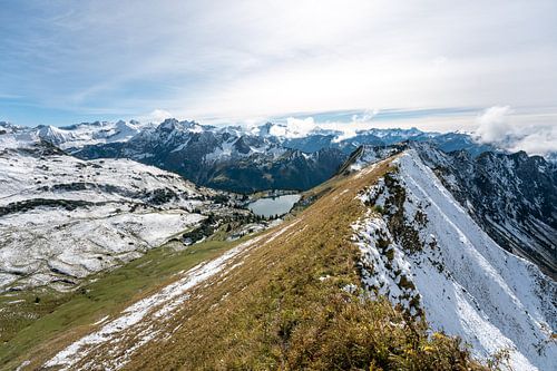 Eerste verse sneeuw in de herfst bij Seealpsee met de Allgäuer Alpen op de achtergrond
