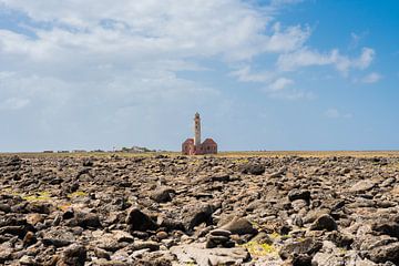 De oude, verlaten vuurtoren op het eiland Klein Curaçao in Caribische zee van Art Shop West