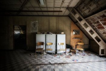 Schränke und Stühle