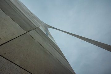 detail van de boog (the Arch) in Saint Louis met donkere lucht van Eric van Nieuwland