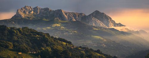 Prachtig licht boven de berg Monsacro bij zonsopgang, Asturië