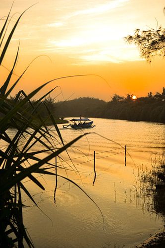 Un petit bateau qui fait demi-tour