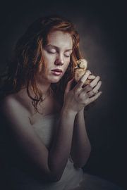 Meisje met de eend by Corine de Ruiter