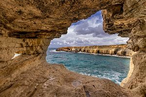 Grotte avec vue sur la côte rocheuse sur Dennis Eckert