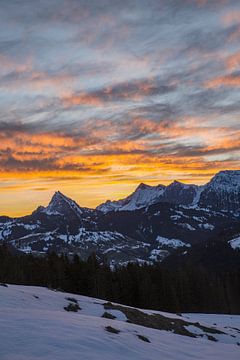 Farbenfroher Sonnenaufgang auf dem Satteleggpass in den Schwyzer Alpen