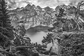 Le lac d'Öschinen en Suisse en noir et blanc