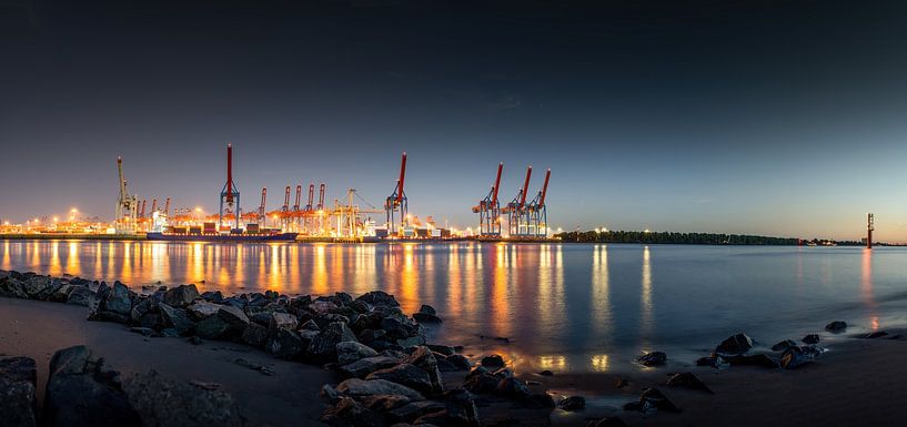 Panorama bei Nacht im Hamburger Hafen von Jonas Weinitschke