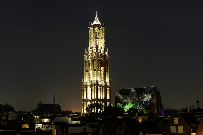 Binnenstad met Domtoren en Domkerk in Utrecht van Donker Utrecht