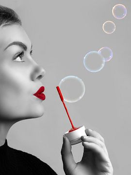 Bubbles - Vrouw met bellenblaas - zwart wit met rode accenten van Misty Melodies