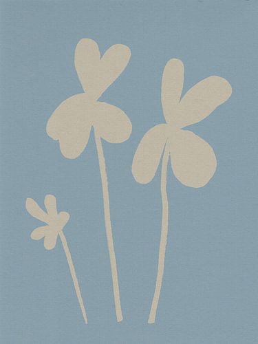 Witte klavers op lichtblauw.