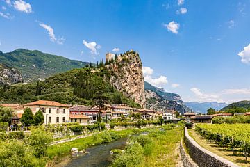 Arco mit der Burgruine und Fluss Sarca in Italien