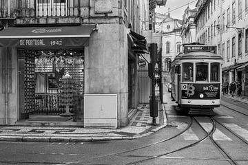 Straatbeeld Lissabon met tram van Sander Groenendijk