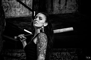 Tätowierte Frau mit Baseballschläger