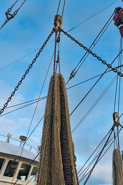 vissersboot met netten in de haven van texel van ChrisWillemsen