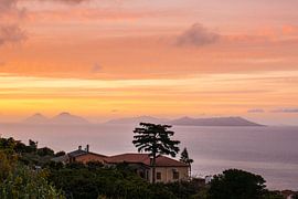 Zonsondergang boven de Liparische eilanden bij Sicilie