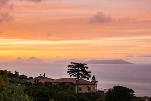 Coucher de soleil sur les îles Éoliennes en Sicile.