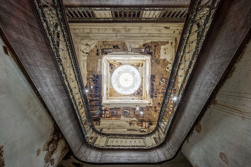 Verloren plaatsen - Toegangsportaal met trap - Het uitzicht van beneden naar boven van Gentleman of Decay