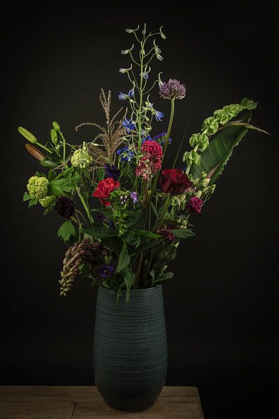 Stillleben Blumen in einer Vase: &quot;Blumen in Blau&quot; von Marjolein van Middelkoop