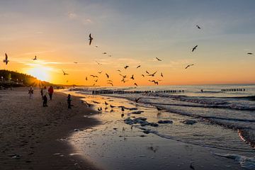 Avondwandeling langs de strandboulevard in Mielno van Oliver Hlavaty