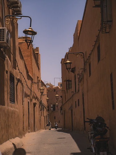 Eine heiße Straße in der Medina von Marrakesch, Marokko