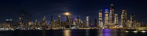 Magische volle maan boven de skyline van Manhattan - Fascinerend panorama