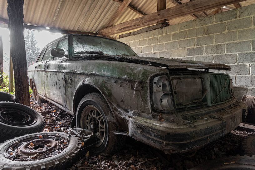 Alter Volvo by Matthis Rumhipstern
