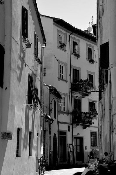 Toscane Italië Lucca Binnenstad zwart wit van Hendrik-Jan Kornelis
