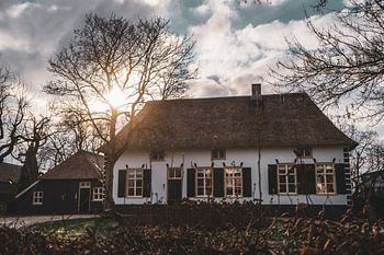 Een landhuis met de zon