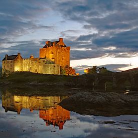 Le château Eilean Donan à l'heure bleue sur Reinhard  Pantke