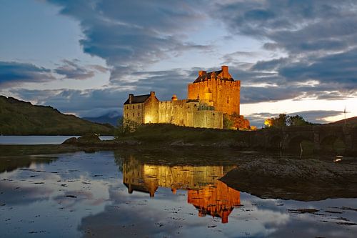 Le château Eilean Donan à l'heure bleue sur Reinhard  Pantke