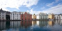 De haven van Alesund, Noorwegen van Kees van Dun thumbnail