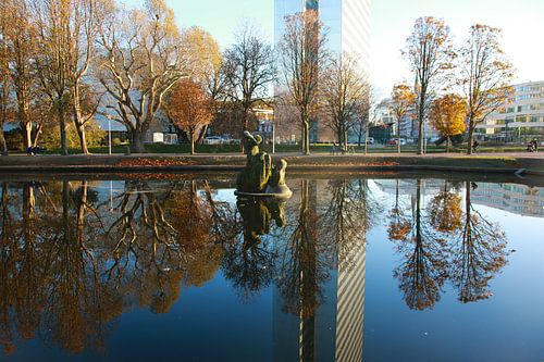 Düsseldorf in de Hofgarten am Jröne Jong, operagebouw, Dreischeibenhaus en Köbogen