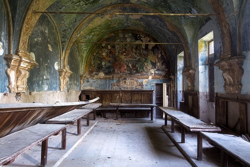 Chapelle abandonnée. par Roman Robroek - Photos de bâtiments abandonnés